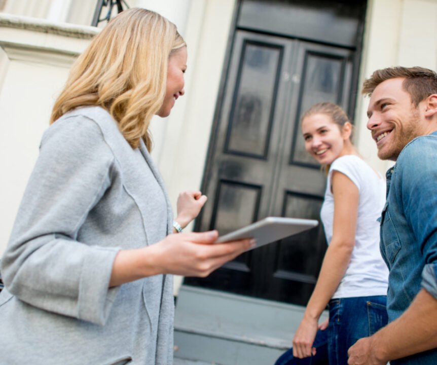 Taxateur op taxatie om een taxatierapport voor een woning op te stellen